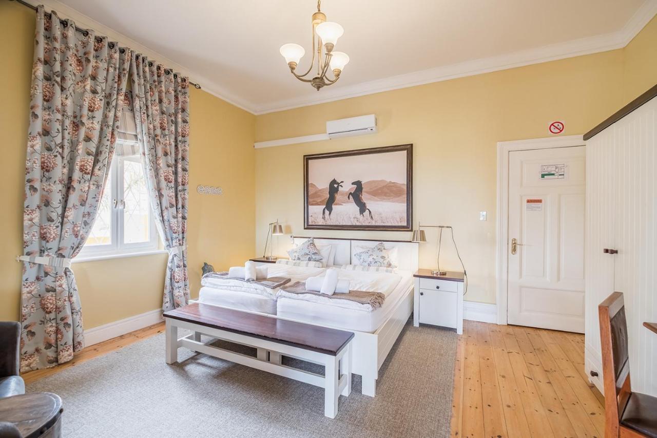 Alte Villa Boutique Hotel Luderitz ภายนอก รูปภาพ